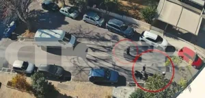 Η στιγμή της επίθεσης με μαχαίρι στην Ελευσίνα – «Φασίστας είμαι, σφάξτον»