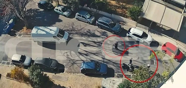 Η στιγμή της επίθεσης με μαχαίρι στην Ελευσίνα – «Φασίστας είμαι, σφάξτον»