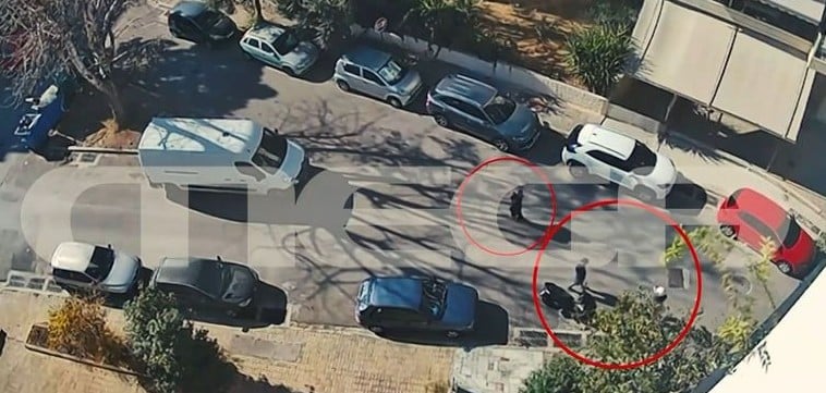 Η στιγμή της επίθεσης με μαχαίρι στην Ελευσίνα – «Φασίστας είμαι, σφάξτον»