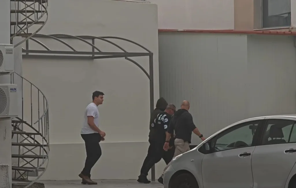 Στο Ναυτοδικείο ο 46χρονος του Πολεμικού Ναυτικού για τους εμπρησμούς σε σπίτια και αυτοκίνητα πρώην