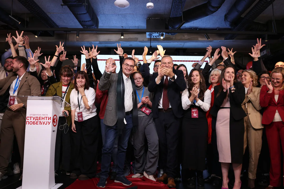 Μέλη του κινήματος Φοιτητική Λίστα πανηγυρίζουν τη νίκη τους στις εκλογές της Σερβίας.