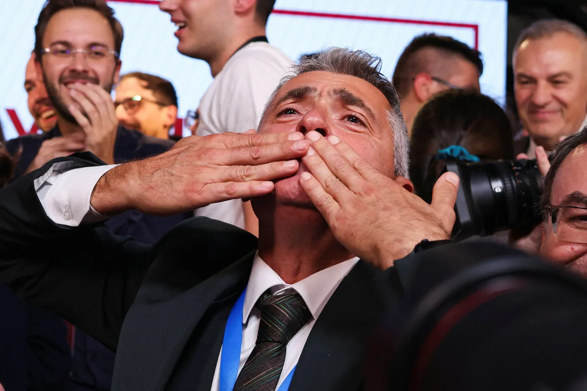 Ο Ίλιγια Σρντάνοβιτς. επικεφαλής της Φοιτητικής Λίστας πανηγυρίζει για τη νίκη στις εκλογές στη Σερβία.