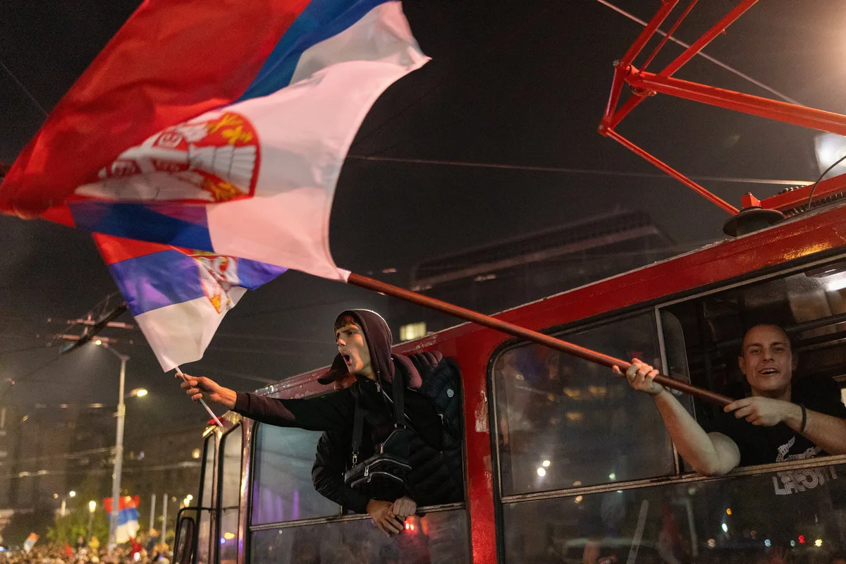 Υποστηρικτές της Φοιτητικής Λίστας πανηγυρίζουν για τη νίκη στις εκλογές στη Σερβία.