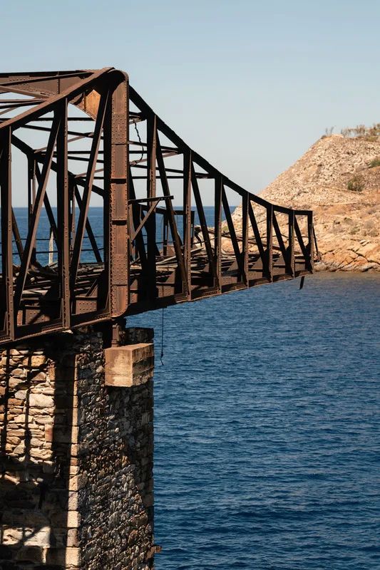 Η σκάλα των μεταλλείων στο Μέγα Λιβάδι Σερίφου. Νίκος Κοκολάκης © Μουσείο Κυκλαδικής Τέχνης