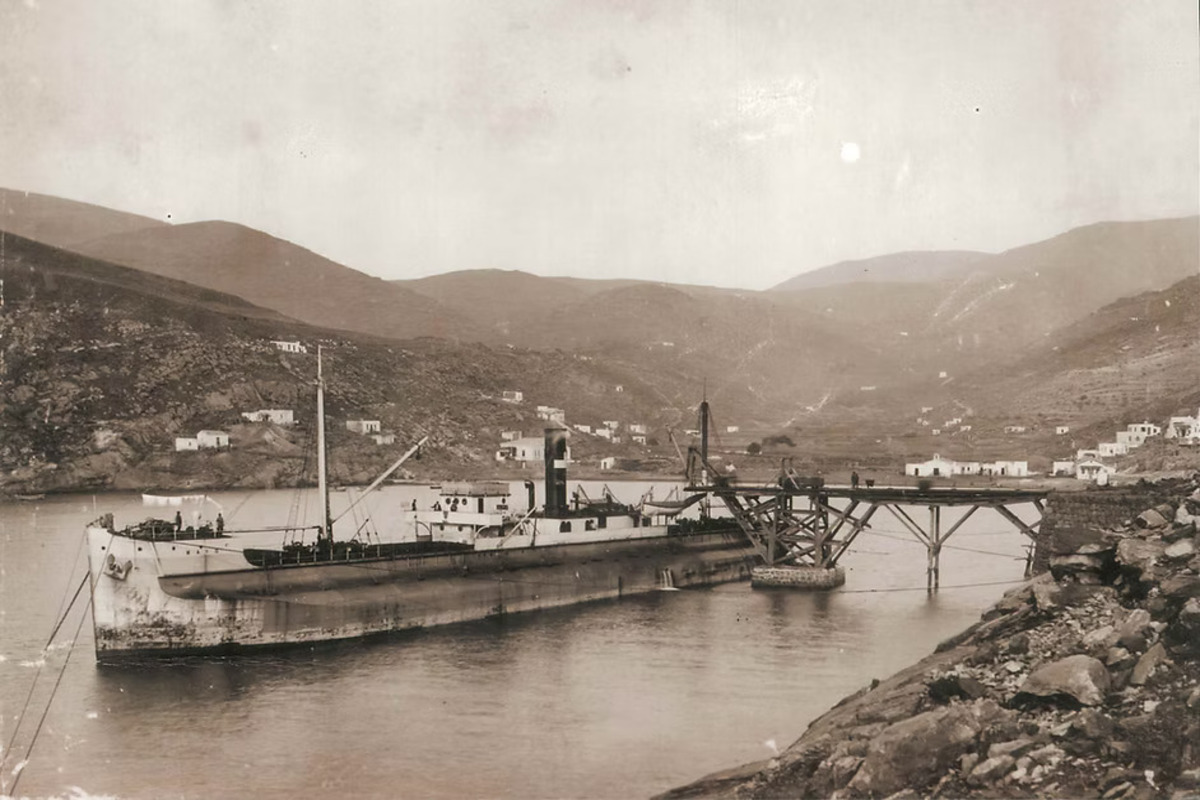 Φόρτωση στην παλιά ξύλινη σκάλα της ανατολικής πλευράς του Μ. Λιβαδιού, 1890-1893. (Οικογενειακό Αρχείο Άννας Γρώμαν)