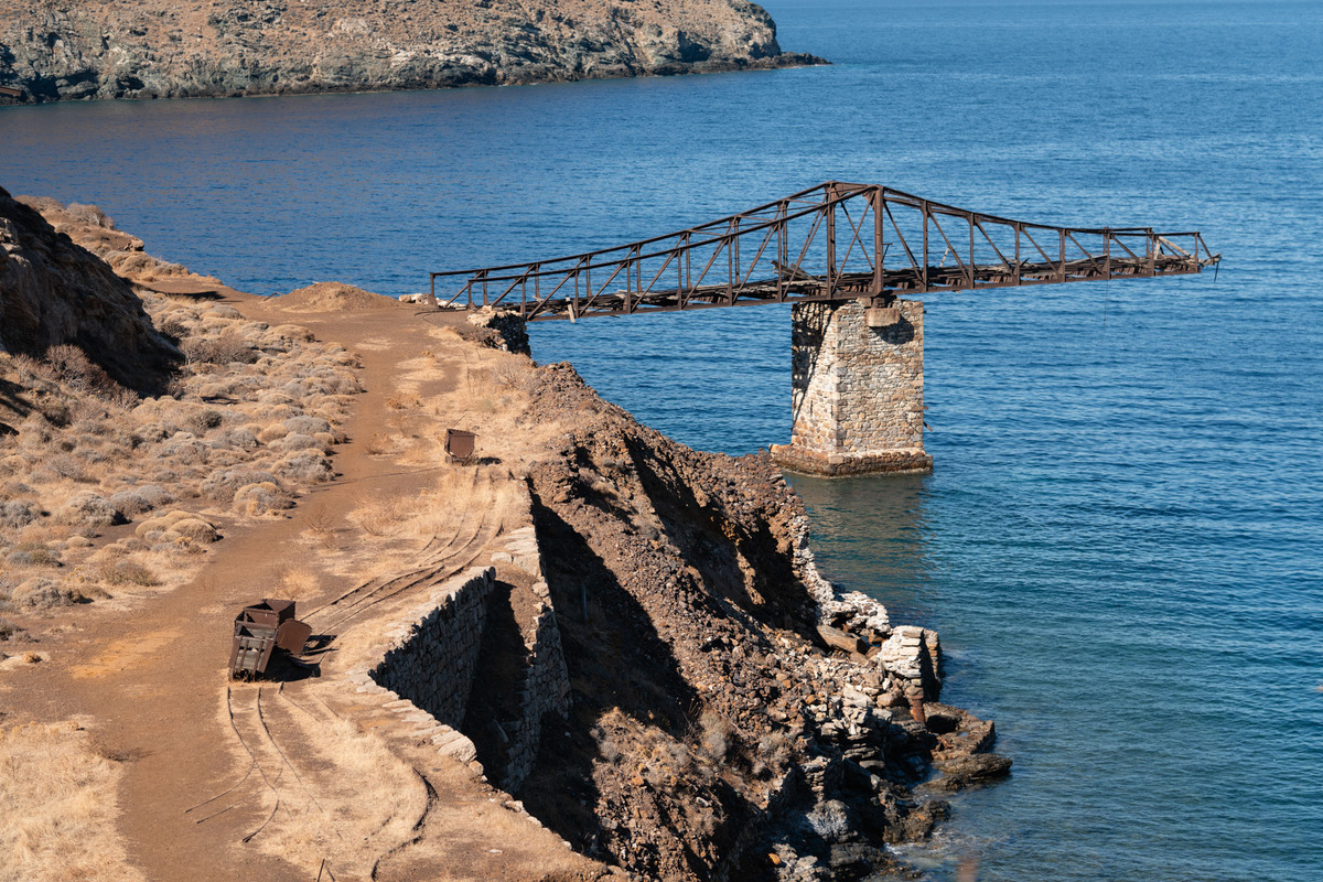 Η σκάλα των μεταλλείων στο Μέγα Λιβάδι Σερίφου. Νίκος Κοκολάκης © Μουσείο Κυκλαδικής Τέχνης