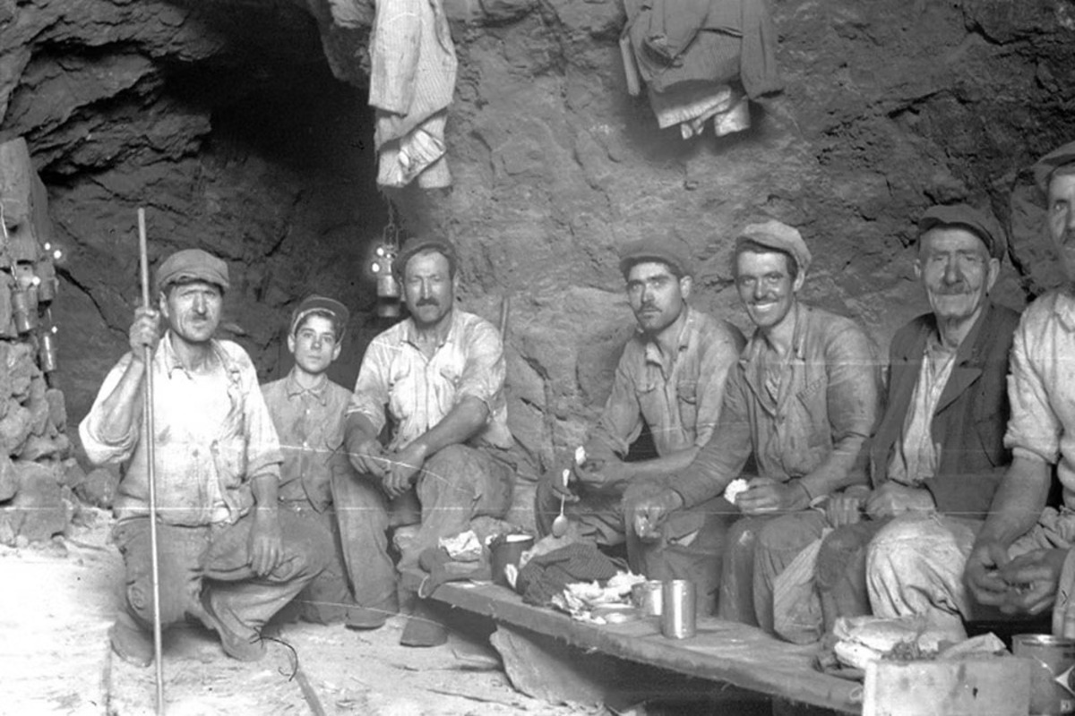 Mεταλλωρύχοι σε διάλειμμα για κολατσιό στη θέση εξόρυξης Αετοί (Συλλογή Στέφανου Εξαδάκτυλου, 1957)