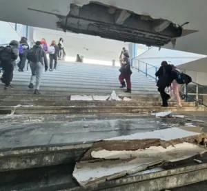 Ηράκλειο Αττικής: Μαθητές γλίτωσαν από θαύμα – Κατέρρευσαν σοβάδες στην είσοδο του 1ου Λυκείου