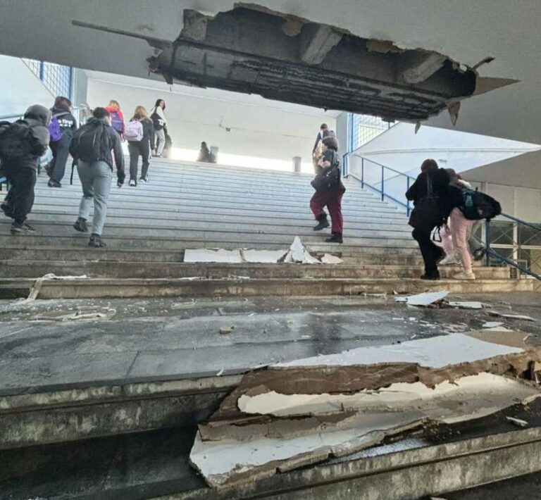Ηράκλειο Αττικής: Μαθητές γλίτωσαν από θαύμα – Κατέρρευσαν σοβάδες στην είσοδο του 1ου Λυκείου