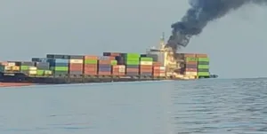 Μαύροι καπνοί στα Στενά του Ορμούζ: Πλοίο με 2.500 εμπορευματοκιβώτια χτύπησε σε νάρκη και βυθίστηκε