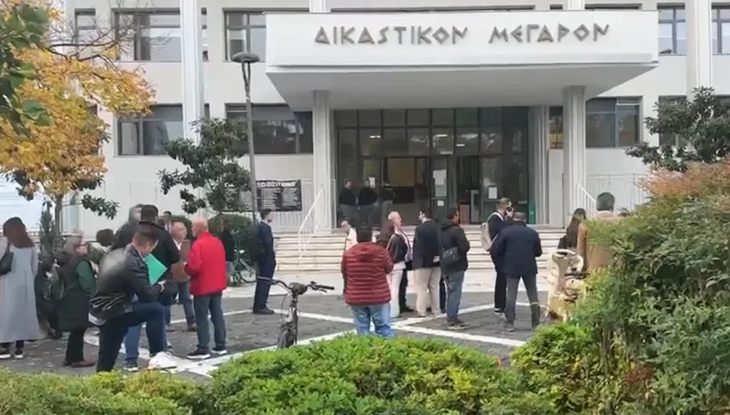 Λάρισα: Συναγερμός στο Δικαστικό Μέγαρο μετά από τηλεφώνημα για βόμβα – Εκκενώθηκε το κτίριο