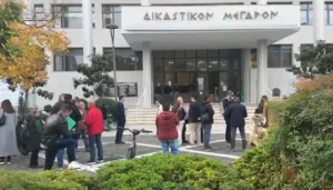 Λάρισα: Συναγερμός στο Δικαστικό Μέγαρο μετά από τηλεφώνημα για βόμβα – Εκκενώθηκε το κτίριο