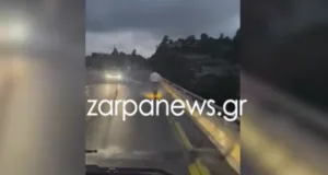Απίστευτο βίντεο στον ΒΟΑΚ: Οδηγός με πατίνι μπήκε στον δρόμο ταχείας κυκλοφορίας και μπλόκαρε τα οχ