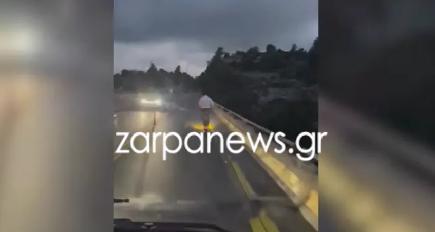 Απίστευτο βίντεο στον ΒΟΑΚ: Οδηγός με πατίνι μπήκε στον δρόμο ταχείας κυκλοφορίας και μπλόκαρε τα οχ