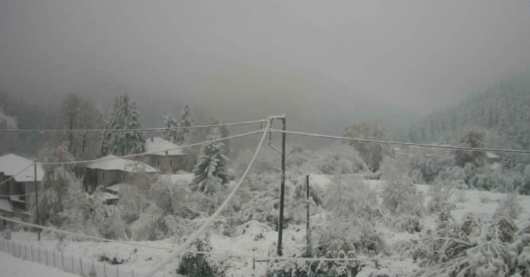 Χειμωνιάτικο σκηνικό στην Ελλάδα – Ποιες περιοχές «ντύθηκαν» στα λευκά την 28η Οκτωβρίου