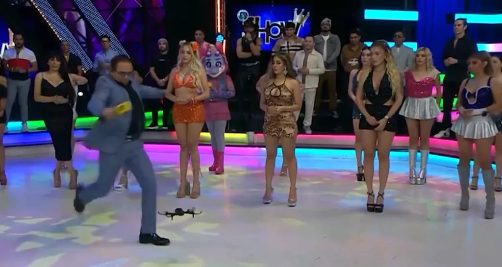 Σοκ σε live εκπομπή στο Μεξικό: Παρουσιαστής κλώτσησε drone και τραυμάτισε μοντέλο στο πρόσωπο