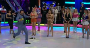 Σοκ σε live εκπομπή στο Μεξικό: Παρουσιαστής κλώτσησε drone και τραυμάτισε μοντέλο στο πρόσωπο