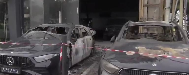 Γλυφάδα: Σοβαρές ζημιές στην αντιπροσωπεία μετά την φωτιά – Τα γκαζάκια και το ενδεχόμενο εμπρησμού