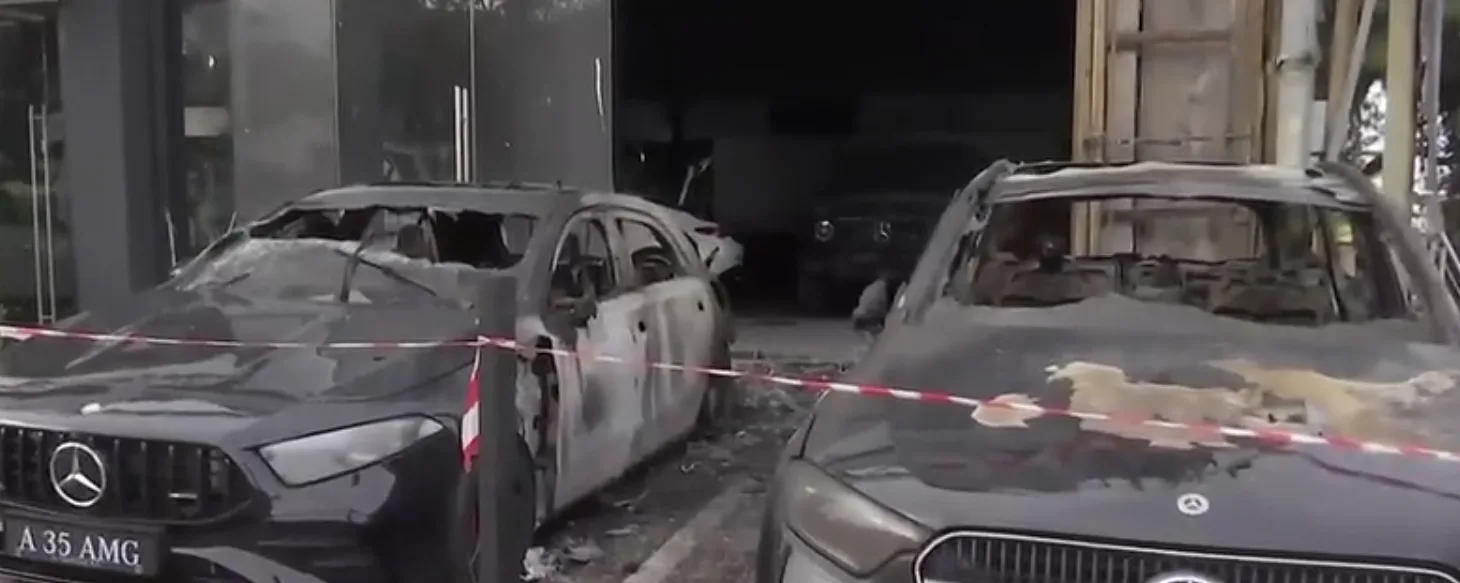 Γλυφάδα: Σοβαρές ζημιές στην αντιπροσωπεία μετά την φωτιά – Τα γκαζάκια και το ενδεχόμενο εμπρησμού