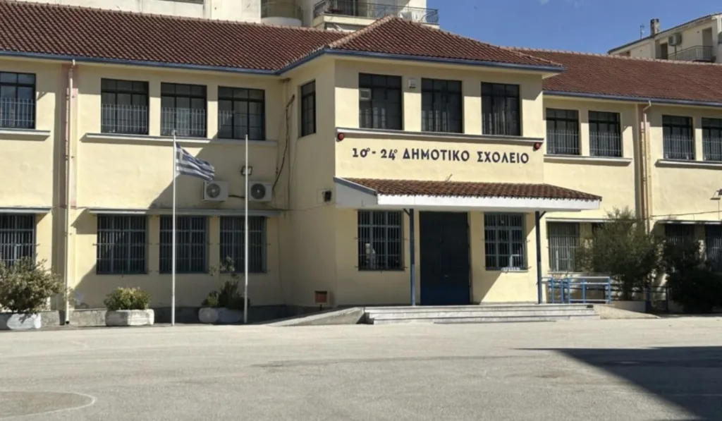 Σέρρες: Έπεσαν σοβάδες στην είσοδο δημοτικών σχολείων – Κλειστά για δύο μέρες
