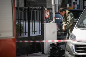 Χειροβομβίδα στην Αχαρνών: Στο μικροσκόπιο του «Ελληνικού FBI» οι δράστες – Τι εξετάζουν οι Αρ