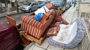 Θεσσαλονίκη: Πέταξε τα έπιπλά του στον δρόμο και του ήρθε πρόστιμο 3.000 ευρώ