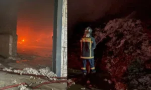 Τρίκαλα: Στις φλόγες εργοστάσιο βάμβακος – Καίγονται έξι αποθήκες