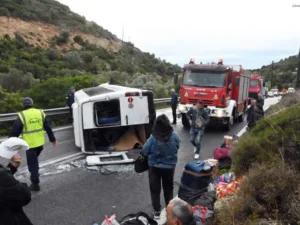 Κακοκαιρία: Σοβαρό τροχαίο λόγω ολισθηρότητας – Ανατράπηκε βαν με 10 εργάτες
