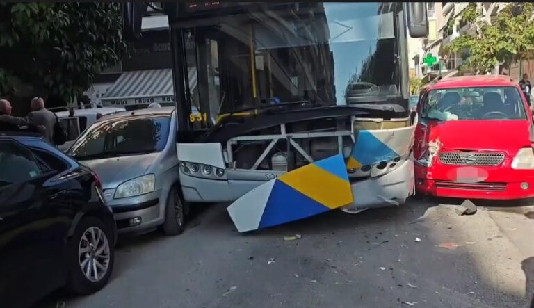 Τροχαίο ατύχημα στην Καλλιθέα: Σφοδρή σύγκρουση λεωφορείου με αυτοκίνητο – Κλειστός ο δρόμος
