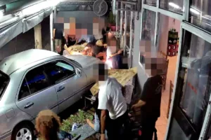 Θεσσαλονίκη: Η κατάσταση των 3 ατόμων που τραυματίστηκαν από το ΙΧ που μπούκαρε σε ταβέρνα