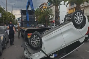 Καλλιθέα: Αυτοκίνητο «τούμπαρε» στη μέση του δρόμου και έπεσε πάνω σε σταθμευμένα – Δείτε βίντ