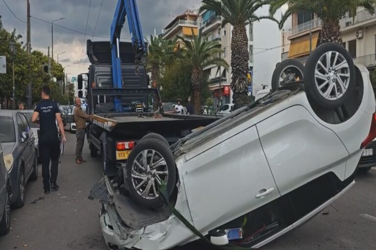 Καλλιθέα: Αυτοκίνητο «τούμπαρε» στη μέση του δρόμου και έπεσε πάνω σε σταθμευμένα – Δείτε βίντεο