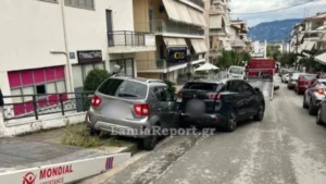 Τροχαίο στη Λαμία: «Κόλλησε» το γκάζι και έπεσε πάνω σε παρκαρισμένα αυτοκίνητα – Στο νοσοκομείο η ο