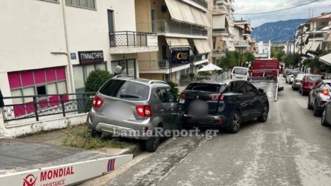 Τροχαίο στη Λαμία: «Κόλλησε» το γκάζι και έπεσε πάνω σε παρκαρισμένα αυτοκίνητα – Στο νοσοκομείο η οδηγός