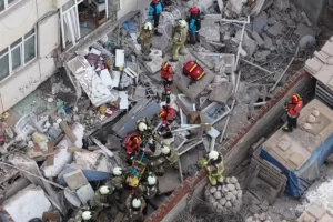 Κωνσταντινούπολη: Έξι τραυματίες από κατάρρευση κτιρίου και έρευνες για εγκλωβισμένους