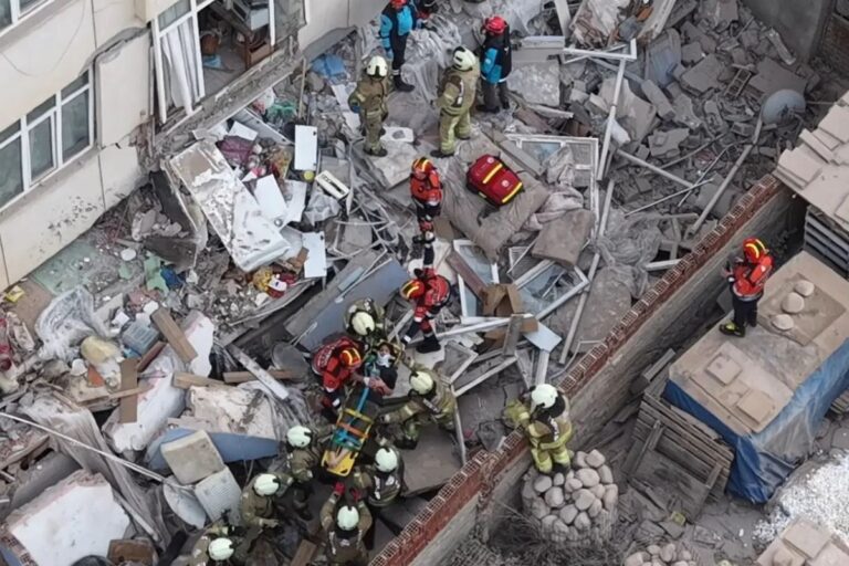 Κωνσταντινούπολη: Έξι τραυματίες από κατάρρευση κτιρίου και έρευνες για εγκλωβισμένους