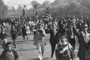 Απελευθέρωση της Αθήνας: Σαν σήμερα κατέβηκε η σβάστικα από την Ακρόπολη