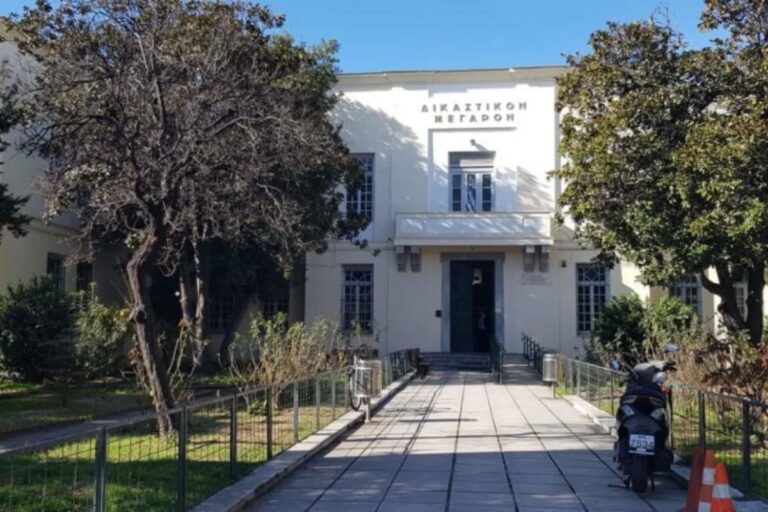 Βόλος: Ελεύθερα χωρίς όρους δύο αδέλφια για κλοπές κοσμημάτων από ηλικιωμένες