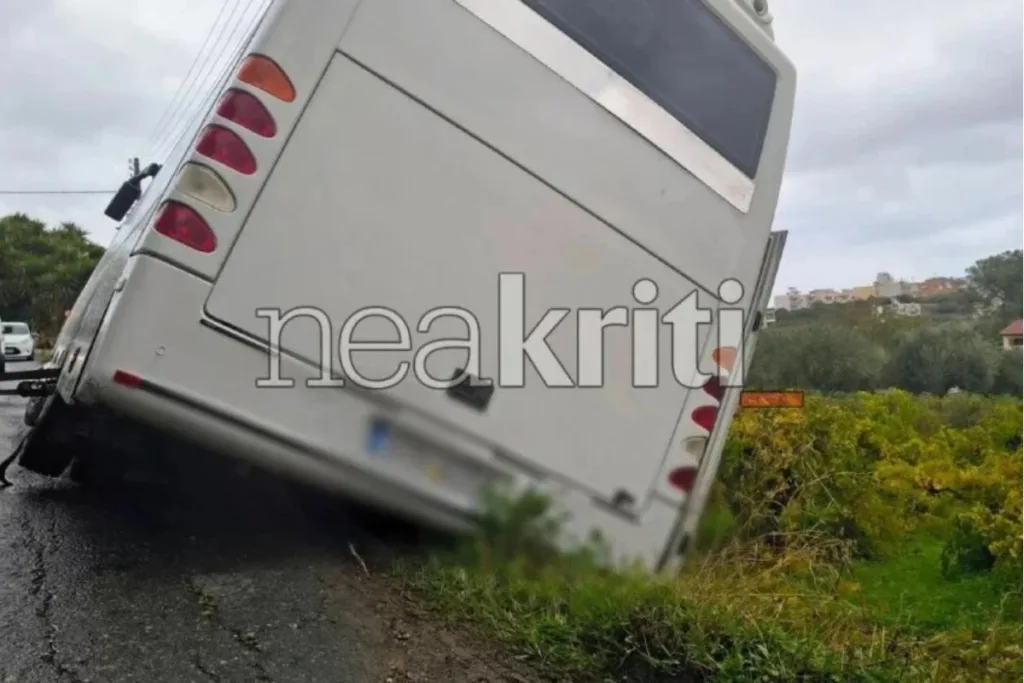 Ηράκλειο: Σχολικό λεωφορείο με μαθητές βγήκε από τον δρόμο – «Είχα προειδοποιήσει», λέει ο οδη