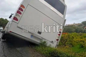 Ηράκλειο: Σχολικό λεωφορείο με μαθητές βγήκε από τον δρόμο – «Είχα προειδοποιήσει», λέει ο οδη