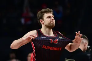 Ολυμπιακός – Αρμάνι Μιλάνο 84-78: ΜακΙντάιρ και Βεζένκοφ ήταν όλα τα λεφτά
