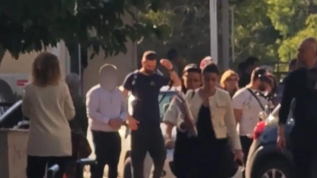 Στην Ευελπίδων ο 52χρονος γυναικολόγος που κατηγορείται για πορνογραφία ανηλίκων – Εκατοντάδες σκληρ