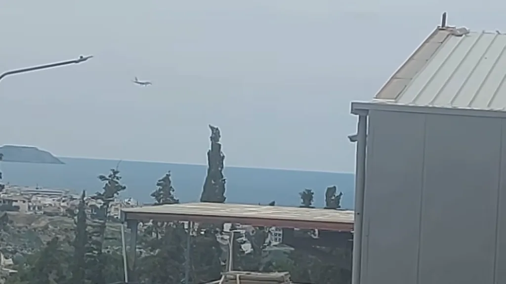 Ηράκλειο: Το γιγαντιαίο Airbus A350 που τράβηξε όλα τα βλέμματα – Γιατί προσγειώθηκε από την αντίθετ