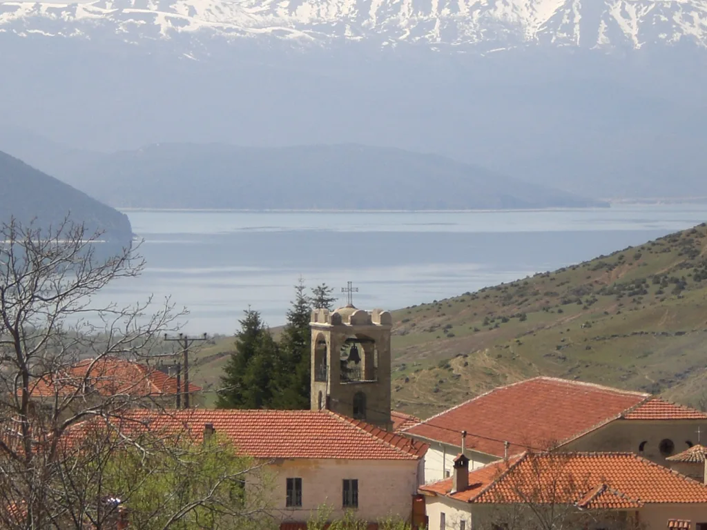 Ο Άγιος Γερμανός είναι το πέτρινο χωριό που κοιτάζει τις Πρέσπες από ψηλά