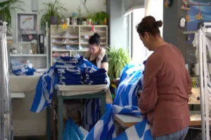 28η Οκτωβρίου: Η βιοτεχνία που ράβει ελληνικές σημαίες από τη Σμύρνη του 1919 – «Ράβουμε ό,τι ανεμίζ