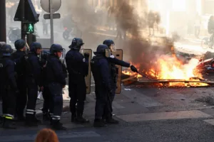Γαλλία: Συναγερμός στην Ευρώπη μετά τις βίαιες ταραχές – Ταξιδιωτικές προειδοποιήσεις από οκτώ χώρες