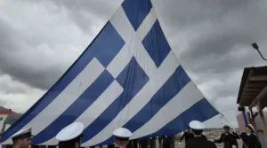 28η Οκτωβρίου: Η τεράστια ελληνική σημαία υψώθηκε στο λιμάνι της Χίου – Εντυπωσιακές εικόνες