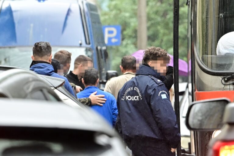Υπόθεση «Χωριάτικο»: Με κουκούλες στην Ευελπίδων οι 30 πρώτοι συλληφθέντες – Δείτε εικόνες 