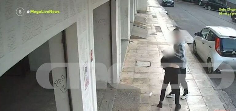 Καλαμάτα: Η στιγμή άγριου ξυλοδαρμού 17χρονου από πρώην συμμαθητή του – «Βοήθεια, μαμά» φώναζε